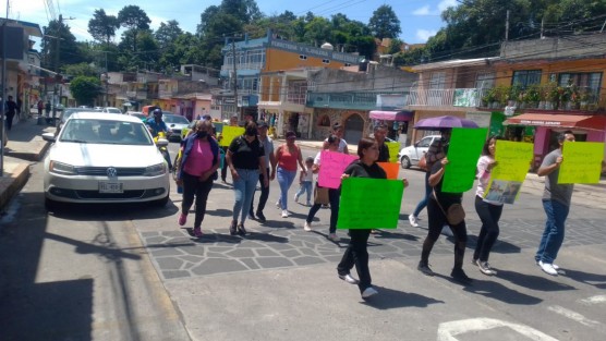 Vecinos y conocidos del señor Inocencio Vázquez marcharon y bloquearon la calle Benito Juárez frente al Palacio Municipal de Banderilla donde pidieron se investigue a la Policía Preventiva y para exigir justicia por su muerte. 