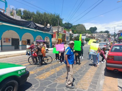 Vecinos y conocidos del señor Inocencio Vázquez marcharon y bloquearon la calle Benito Juárez frente al Palacio Municipal de Banderilla donde pidieron se investigue a la Policía Preventiva y para exigir justicia por su muerte. 