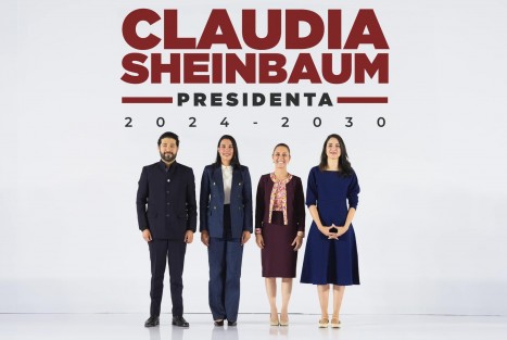 La Dra. Claudia Sheinbaum presentó este jueves a otros personajes que formarán parte del Gabinete que entrará en funciones a partir del primero de octubre: Claudia Curiel de Icaza, secretaria de Cultura; Josefina Rodríguez Zamora, secretaria de Turismo; y Marath Baruch Bolaños López, secretario de Trabajo y Previsión Social. 