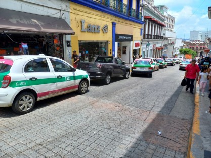 Calle de Lucio en el centro de Xalapa, donde está  prohibido estacionarse. Menos mal. 