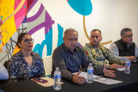 Durante una reunión operativa del Consejo Municipal de Protección Civil desarrollada este viernes en el Centro Recreativo Xalapeño (CRX), el funcionario advirtió que derivado de la temporada de lluvias y el riesgo de inundaciones, deslaves, escurrimientos y crecida de ríos y arroyos, el Ayuntamiento se prepara con los recursos necesarios para hacer frente a posibles contingencias.  