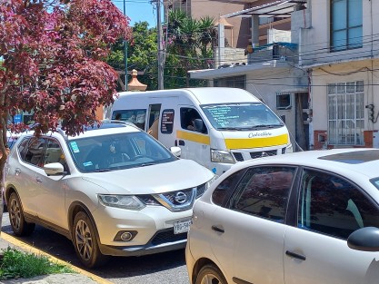 En otro capítulo del desordenamiento vial de Xalapa, es común que los automovilistas desconozcan o no les importe, el hecho de que está prohidobo estacionarse en paraderos del transporte público, obligando a la gente a ascender y descender a media calle. 