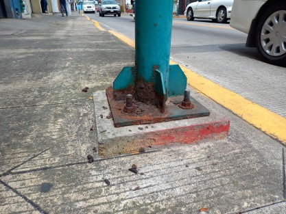 Entre las cosas que hacen pensar en la pertinencia o no que autoridades cobraran cuotas por sacar a pasear (hacer sus necesidades) a los lomitos, está el daño que su orín causa a la infraestructura pública. Note el estado en que se encuentran postes de luz con 6 años de antigüedad por la corrosión.  