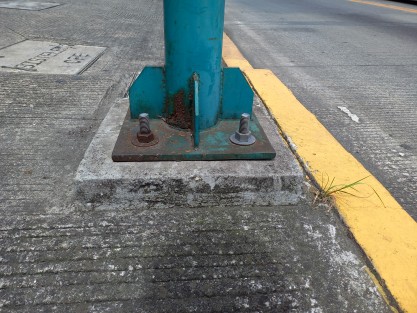Entre las cosas que hacen pensar en la pertinencia o no que autoridades cobraran cuotas por sacar a pasear (hacer sus necesidades) a los lomitos, está el daño que su orín causa a la infraestructura pública. Note el estado en que se encuentran postes de luz con 6 años de antigüedad por la corrosión.  