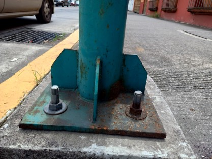 Defensores de lomitos asegurarán que el daño en postes es natural, pero en la imagen es visible la diferencia entre el lado que queda al paso de vehículos (izquierdo) y el expuesto hacia la banqueta por donde perro que pasa, marca terreno (derecho). 