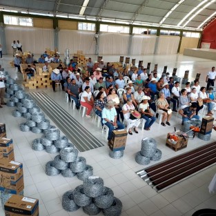 En el municipio de  Gutiérrez Zamora se hizo entrega de apoyos del programa Fomento a la Ganadería Sustentable con Integración de Cadenas de Valor, a productores ganaderos y apícolas de la región Totonaca. 