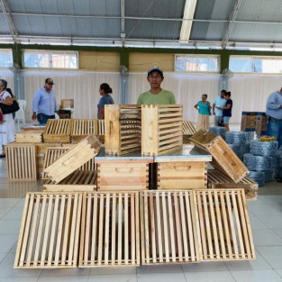 En el municipio de  Gutiérrez Zamora se hizo entrega de apoyos del programa Fomento a la Ganadería Sustentable con Integración de Cadenas de Valor, a productores ganaderos y apícolas de la región Totonaca. 
