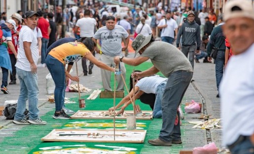 Las actividades más vistosas y conocidas son las que se realizan más próximas al día 22 de julio, día de Santa María Magdalena. Este viernes 19 correspondió a la elaboración de los tapetes de aserrín, en la que los xiqueños participan activamente. 
