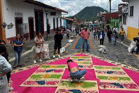 Las actividades más vistosas y conocidas son las que se realizan más próximas al día 22 de julio, día de Santa María Magdalena. Este viernes 19 correspondió a la elaboración de los tapetes de aserrín, en la que los xiqueños participan activamente. 