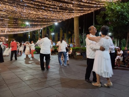 Se lleva a cabo el Festival Nacional Danzoneando en Xalapa 2024. La tarde de este viernes se realizó en el parque Juárez la rutina masiva que congregó a más de 2 mil participantes. El baile se prolongó hasta la noche.
