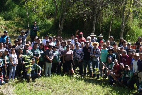Este sábado el Gobernador Cuitláhuac García, acompañado de Daniela Griego del IPE, la regiduría del Ayto. de Coatepec, servidores públicos de la SEDEMA y la SEDARPA, realizaron tequio en el parque Natura con trabajo de chapeo y plantaron 250 árboles.
