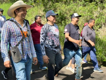 Este sábado el Gobernador Cuitláhuac García, acompañado de Daniela Griego del IPE, la regiduría del Ayto. de Coatepec, servidores públicos de la SEDEMA y la SEDARPA, realizaron tequio en el parque Natura con trabajo de chapeo y plantaron 250 árboles.