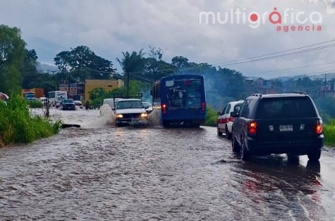 El temporal lluvioso anunciado por las autoridades se ha hecho más visible en algunas regiones de la entidad. En la carretera tramo Paraje Nuevo - Potrero Nuevo ambos carriles se inundaron esta tarde con lluvia persistente en la región de Córdoba. 