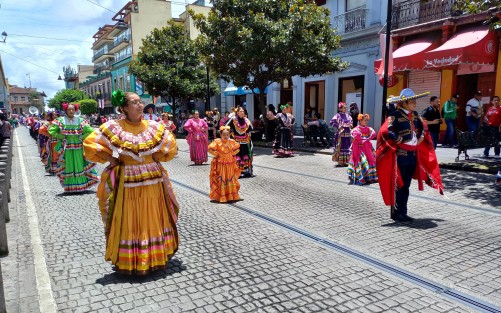 Como parte del  11 Festival Folklórico Internacional Inspirarte, que se lleva a cabo en Xalapa, Ver., grupos participaron en colorido y alegre desfile por las calles del centro de la ciudad. 
