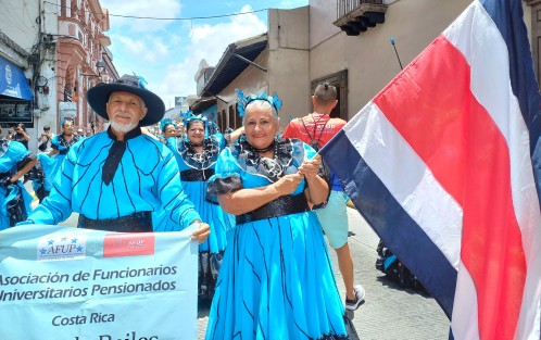 Como parte del  11 Festival Folklórico Internacional Inspirarte, que se lleva a cabo en Xalapa, Ver., grupos participaron en colorido y alegre desfile por las calles del centro de la ciudad. 
