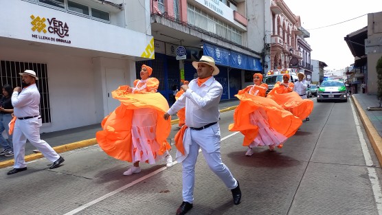 Como parte del  11 Festival Folklórico Internacional Inspirarte, que se lleva a cabo en Xalapa, Ver., grupos participaron en colorido y alegre desfile por las calles del centro de la ciudad. 