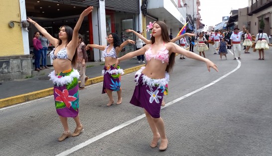 Como parte del  11 Festival Folklórico Internacional Inspirarte, que se lleva a cabo en Xalapa, Ver., grupos participaron en colorido y alegre desfile por las calles del centro de la ciudad.