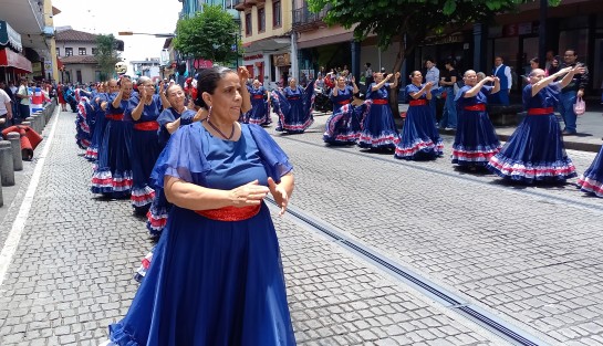 Como parte del  11 Festival Folklórico Internacional Inspirarte, que se lleva a cabo en Xalapa, Ver., grupos participaron en colorido y alegre desfile por las calles del centro de la ciudad.