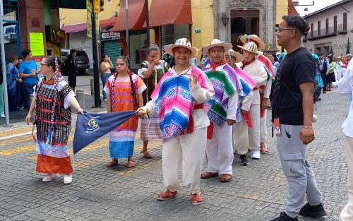 Como parte del  11 Festival Folklórico Internacional Inspirarte, que se lleva a cabo en Xalapa, Ver., grupos participaron en colorido y alegre desfile por las calles del centro de la ciudad.