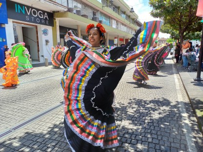 Como parte del  11 Festival Folklórico Internacional Inspirarte, que se lleva a cabo en Xalapa, Ver., grupos participaron en colorido y alegre desfile por las calles del centro de la ciudad.