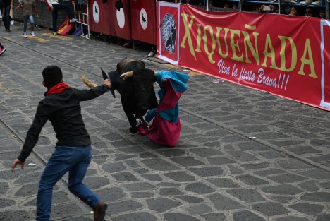 Como parte del festejo en honor a Santa María Magdalena,  se soltaron 16 toros por la calle principal del Pueblo Mágico, en la tradicional Xiqueñada.