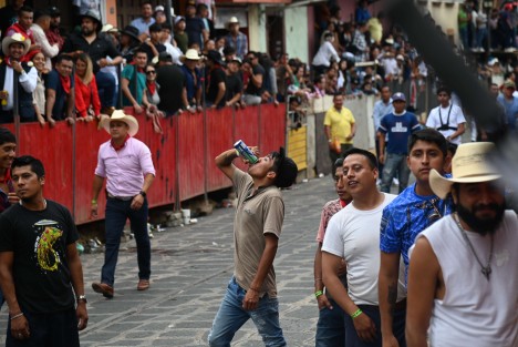 Como parte del festejo en honor a Santa María Magdalena,  se soltaron 16 toros por la calle principal del Pueblo Mágico, en la tradicional Xiqueñada.