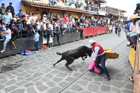 Como parte del festejo en honor a Santa María Magdalena, se soltaron 16 toros por la calle principal del Pueblo Mágico, en la tradicional Xiqueñada.