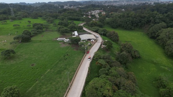 Mediante una inversión superior a los 17.9 millones de pesos, el Gobierno de Veracruz reconstruyó la avenida Lomas Verdes, conocida como Camino a La Haciendita, que fue destruida parcialmente por las fuertes lluvias en octubre de 2022. 