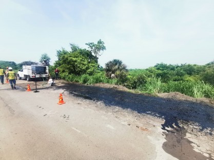 Este miércoles, en sus redes sociales, publicó fotografías donde se observa al personal de la Secretaría de Infraestructura, Comunicaciones y Transportes interviniendo en la carpeta asfáltica. 
