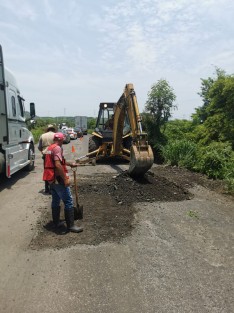 Los trabajos de rehabilitación y mantenimiento en el tramo El Viejón - Laguna Verde de la carretera federal 180 ya están en proceso, tal como lo comprometió este lunes el gobernador Cuitláhuac García Jiménez.