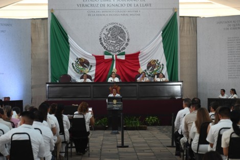 En el Castillo de San Juan de Ulúa se realizó la sesión solemne por el bicentenario del H. Congreso del Estado de Veracruz, establecido en 1824. Acudieron el gobernador del estado Cuitláhuac García Jiménez, y la gobernadora electa Rocío Nahle.