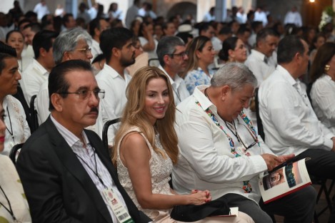 También estuvieron presentes miembros del gabinete saliente y el entrante, presidentes municipales, así como diputados y senadores electos. 