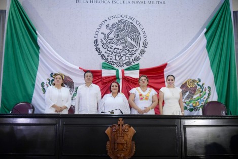  La historia del México independiente y soberano empezó a escribirse en Veracruz, hace poco más de dos siglos, afirmó el gobernador Cuitláhuac García Jiménez en la conmemoración del bicentenario del Congreso del Estado, constituido como el Poder Legislativo y sumado al Ejecutivo y Judicial desde el 9 de mayo de 1824.