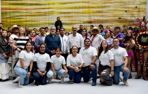  Acompañado por el alcalde suplente Alberto Islas Reyes, el presidente municipal Ricardo Ahued Bardahuil recibió a representantes de las diversas delegaciones que participan en la tercera edición del Festival Internacional Alegría Folklórica, evento que fomenta la convivencia familiar, la llegada de turismo y la reactivación económica.