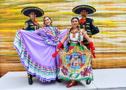 Como parte del Festival Internacional Alegría Folklórica, este viernes a las 18:00 horas, en Palacio Municipal, se desarrollará una Gala Folklórica con grupos nacionales, y el sábado, a las 10:00 horas, se realizará un Maratón Folklórico con todas las delegaciones participantes en la Iniciativa Municipal de Arte y Cultura (IMAC).