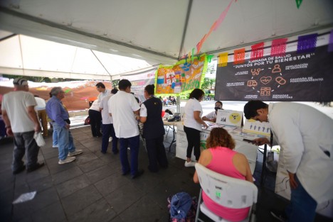 Con el objetivo de ofrecer servicios de salud gratuitos a la población y prevenir enfermedades, este viernes se llevó a cabo en el parque Benito Juárez la Feria de la Salud 