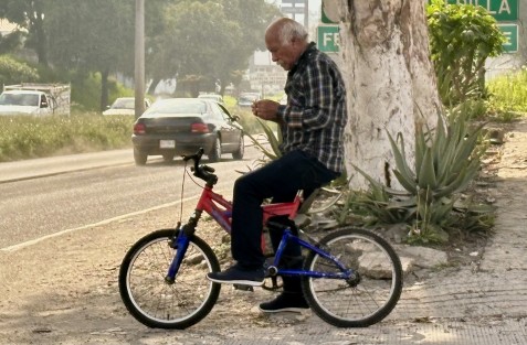 La bicicleta es un buen ejercicio y práctico medio de transporte, sin embargo a cualquier edad hay que tomar las precauciones pertinentes, máxime cuando se circula por carretera, como este Don en la Banderilla - Xalapa. 