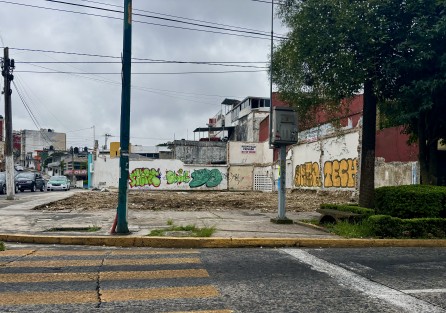 En el crucero de las Avenidas Américas y Miguel Alemán de la noche a las mañana se derribó una construcción. Algo similar también ocurrió en la Av. Ávila Camacho. ¿Serán nuevas tiendas de conveniencia que tanto hacen falta? 