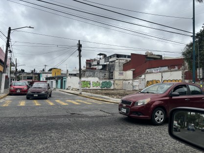 En el crucero de las Avenidas Américas y Miguel Alemán de la noche a las mañana se derribó una construcción. Algo similar también ocurrió en la Av. Ávila Camacho. ¿Serán nuevas tiendas de conveniencia que tanto hacen falta? 