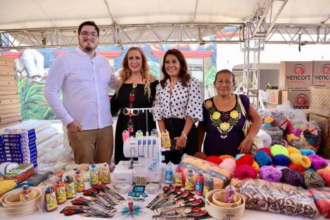 En Coatzacoalcos a través del DIF Estatal y en coordinación con los DIF municipales se entregaron apoyos del Programa Proyectos Productivos así como Mejoramiento a la Vivienda y a la Comunidad a beneficiarios de municipios del sur del estado.