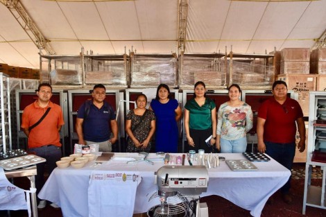 En Coatzacoalcos a través del DIF Estatal y en coordinación con los DIF municipales se entregaron apoyos del Programa Proyectos Productivos así como Mejoramiento a la Vivienda y a la Comunidad a beneficiarios de municipios del sur del estado.