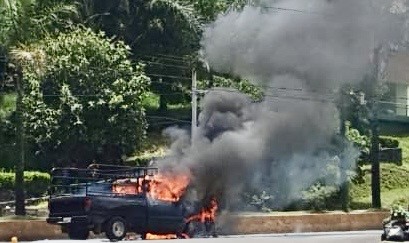 Una camioneta se incendió frente a Plaza Ánimas. El fuego no fue controlado inicialmente debido a que el conductor no llevaba extintor, como marca el reglamento de tránsito. El fuego se extinguió gracias a la solidaridad de otros conductores. 
