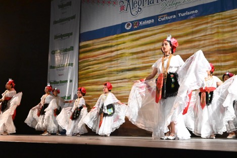 Este sábado concluyó el 3er Festival Nacional Alegría Folklorica Xalapa Yolpalkij en el Auditorio IMAC, con la presentación de todos los grupos visitantes. 