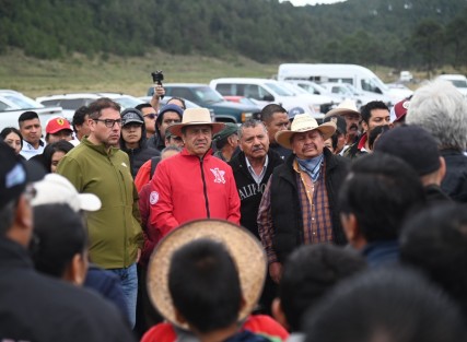 El la comunidad de Llanillo Redondo, municipio de Las Vigas, el gobernador Cuitláhuac García Jiménez encabezó la reforestación masiva Fabriquemos Agua Reforestando, misma que se replicó en 34 puntos más de la entidad veracruzana. Participaron pobladores  de la zona, funcionarios  y alumnos de los diferentes Tecnológicos de Veracruz.

