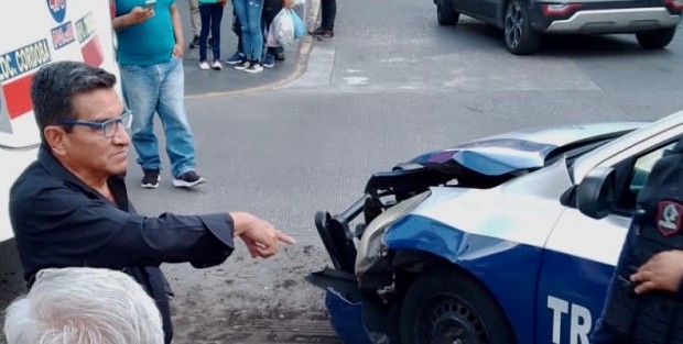 Oficiales de Transito Municipal se estamparon contra un autobús cuando circulaban en céntricas calles de la ciudad de Córdoba. Se presume que violaron el reglamento de tránsito y vialidad con los que diariamente se van en contra de los automovilistas que circulan en la ciudad de los 30 Caballeros.