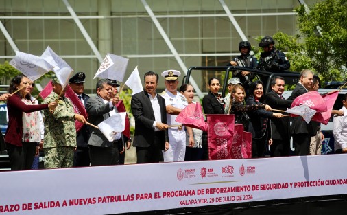 El gobernador Cuitláhuac García Jiménez reiteró el compromiso de mantener el combate a la delincuencia y la reducción de los índices de mayor impacto, al informar que los delitos en general han disminuido más del 50 por ciento en comparación con el régimen anterior y entregar nuevas patrullas a la Secretaría de Seguridad Pública (SSP).
