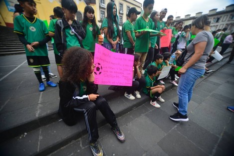 En la Plaza Lerdo, niños de la Escuela de futbol Gorilas Xalapa, junto con papás y entrenadores, protestaron por el cobro que les hacen en los lugares públicos donde entrenan.  Información e imagen: