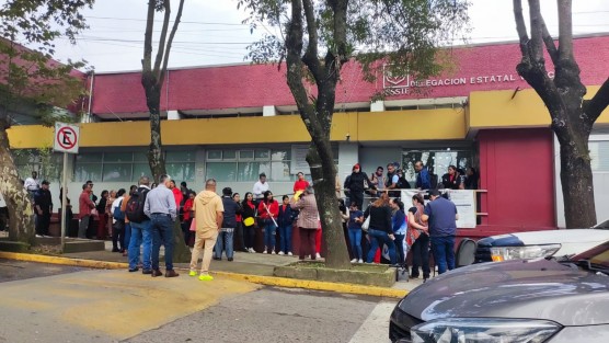Padres de familia se manifestaron en la Delegación del ISSSTE en Xalapa, ya que la estancia Años Mágicos, no fue considerada para licitación del servicio a hijosde los derechohabientes. 