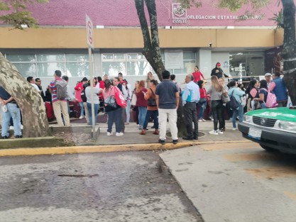 La inconformidad de los manifestantes no es por el cambio en sí de la estancia infantil, sino porque consideran que la nueva no brinda los servicios que sus hijos requieren. 
