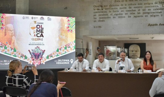 Este martes fue presentada la Cumbre Olmeca 2024, el Esplendor de Mesoamérica evento que busca transmitir el rescate de las tradiciones milenarias provenientes de la Cultura Madre que han dejado un legado cultural en la sociedad, a través de un enfoque académico y cultural, a realizarse del 30 de agosto al 1 de septiembre. 